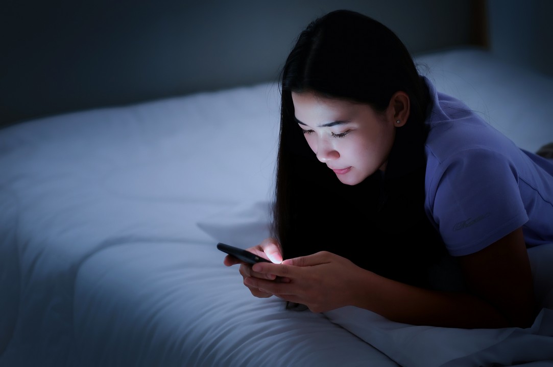 美白保養第1招：睡前勿玩手機 不少人在睡前都會有睇手機、煲劇等習慣，但原來電子產品發出的藍光可以令皮膚變黑呢！有日本化妝品公司的研究指出，電子產品發出的藍光會對皮膚造成壞影響，更同時做了個小測試，就是叫測試者睡前使用電子產品，比起沒有使用的測試者，體內產生的褪黑激素明顯減少。翌日早上吸收同等分量的紫外線，皮膚狀況都會有明顯差異，因此建議睡前最好不要使用電子產品，又或用具防藍光作用的防曬產品。   